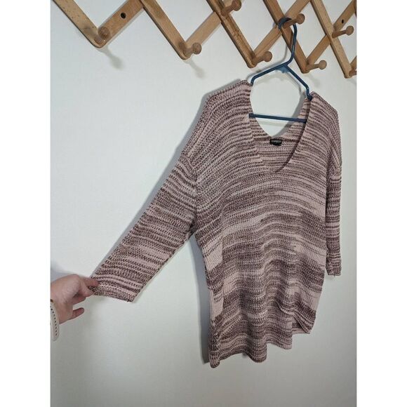 Express Women's Maroon and Cream V-Neck 3/4 Sleeve Sweater - Size M - Picture 3 of 6